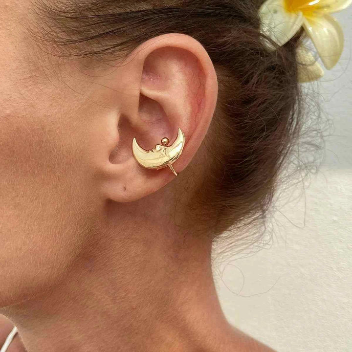 أقراط نسائية معدنية على شكل حرف C مزينة بقمر صغير بتصميم عصري وأنيق يناسب موضة 2025 والاستخدام اليومي