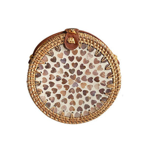حقيبة دائرية Rattan Bag مزينة بصدف طبيعي يدوي الصنع.