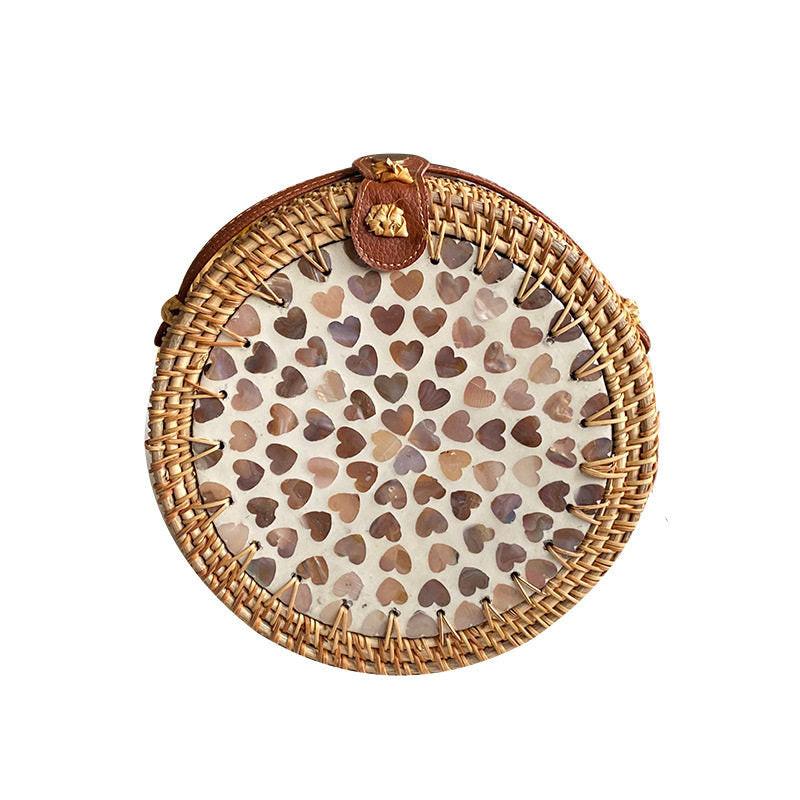 حقيبة دائرية Rattan Bag مزينة بصدف طبيعي يدوي الصنع.