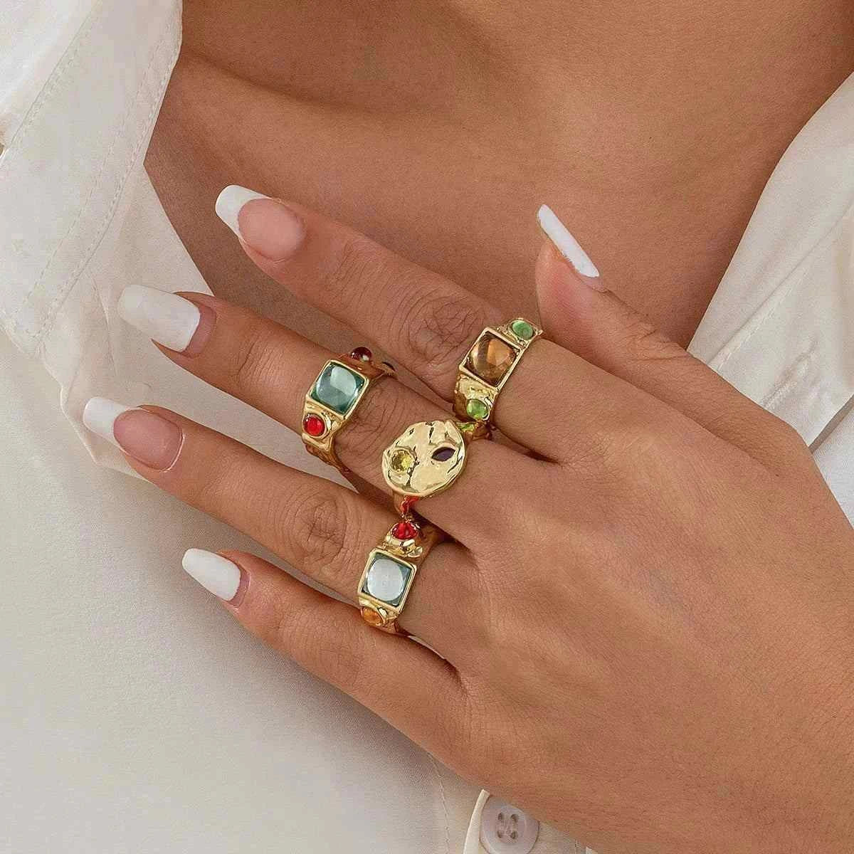 طقم خواتم Vintage بتصميم Irregular وأحجار ملونة جذابة.