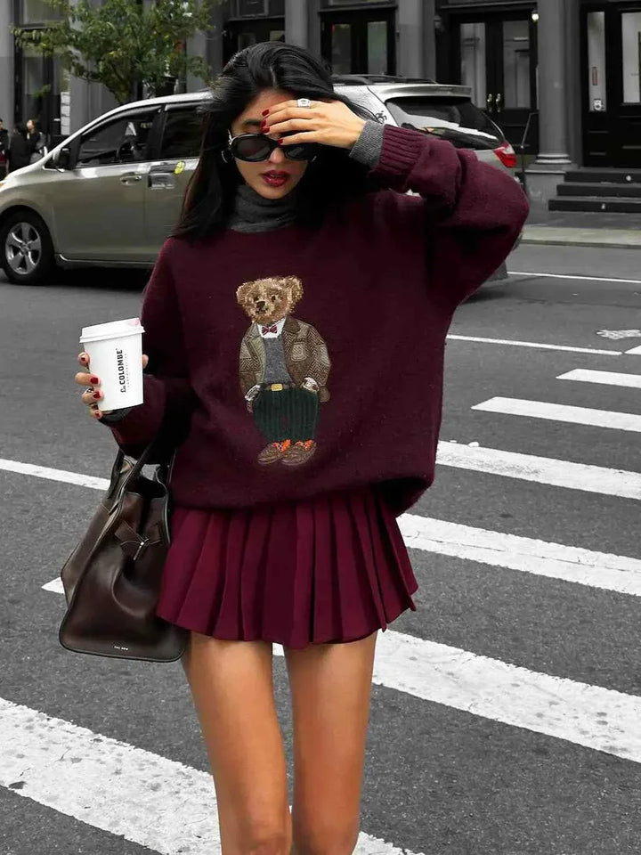 سويت شيرت حريمي ضيق برقعة دب مطرزة بأكمام طويلة للشتاء والخريف بلون خمري مع تنورة Sweater bear embroidery قصيرة منسقة في الشارع