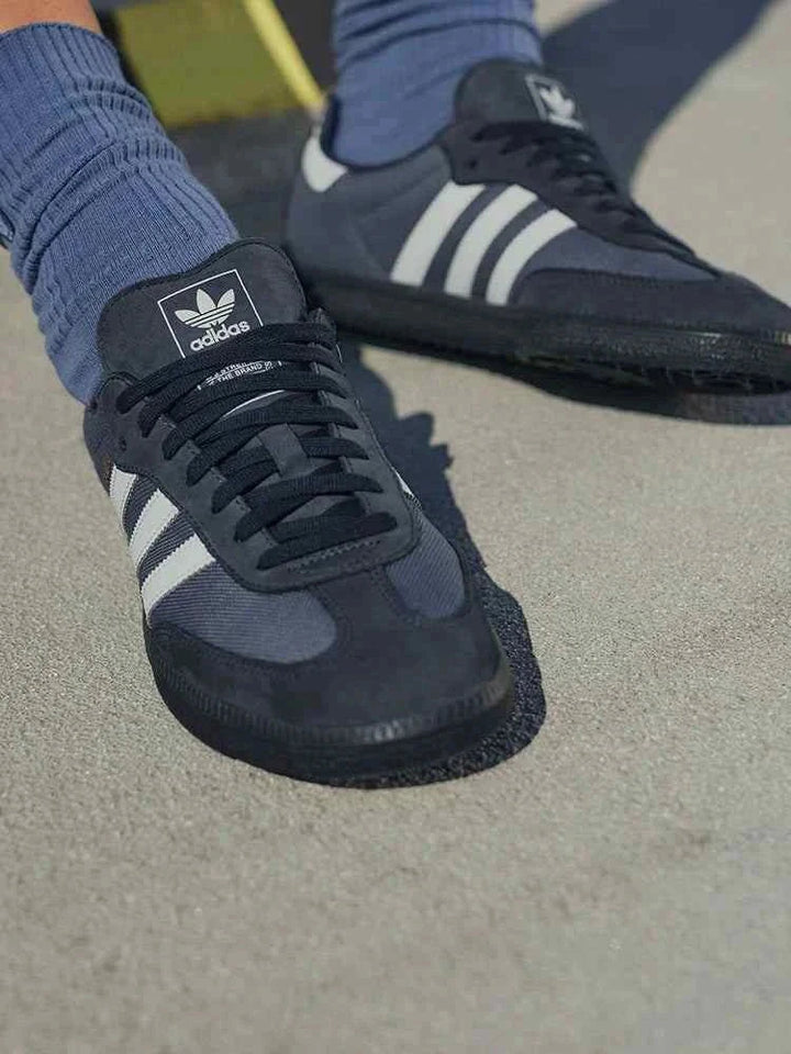 Adidas حذاء SAMBA OG كلاسيكي للجنسين بلون رمادي داكن بخطوط بيضاء ونعل مطاطي أسود للراحة والستايل اليومي