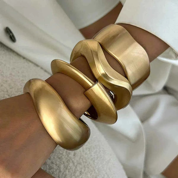 إسوارة نسائية معدنية عريضة بتصميم بانك أوروبي وأمريكي مع ملمس مطفي irregular metal bracelet