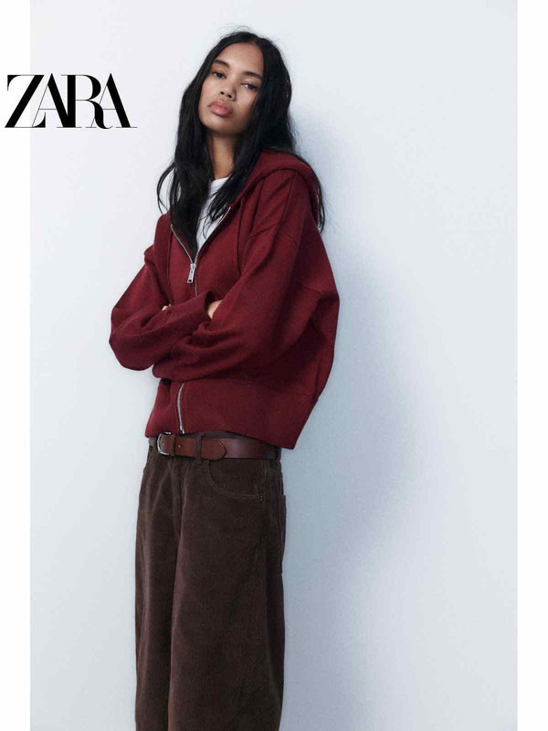 امرأة ترتدي ZARA هودي نسائي كاجوال أصلي باللون الأحمر مع سحاب وقبعة أنيقة