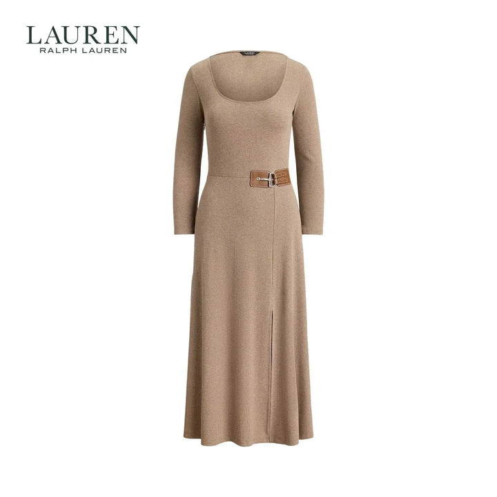 فستان لون بيج من لورين بأكمام طويلة وحزام جلدي بني مع تصميم أنيق ومريح يناسب العمل والسهرات