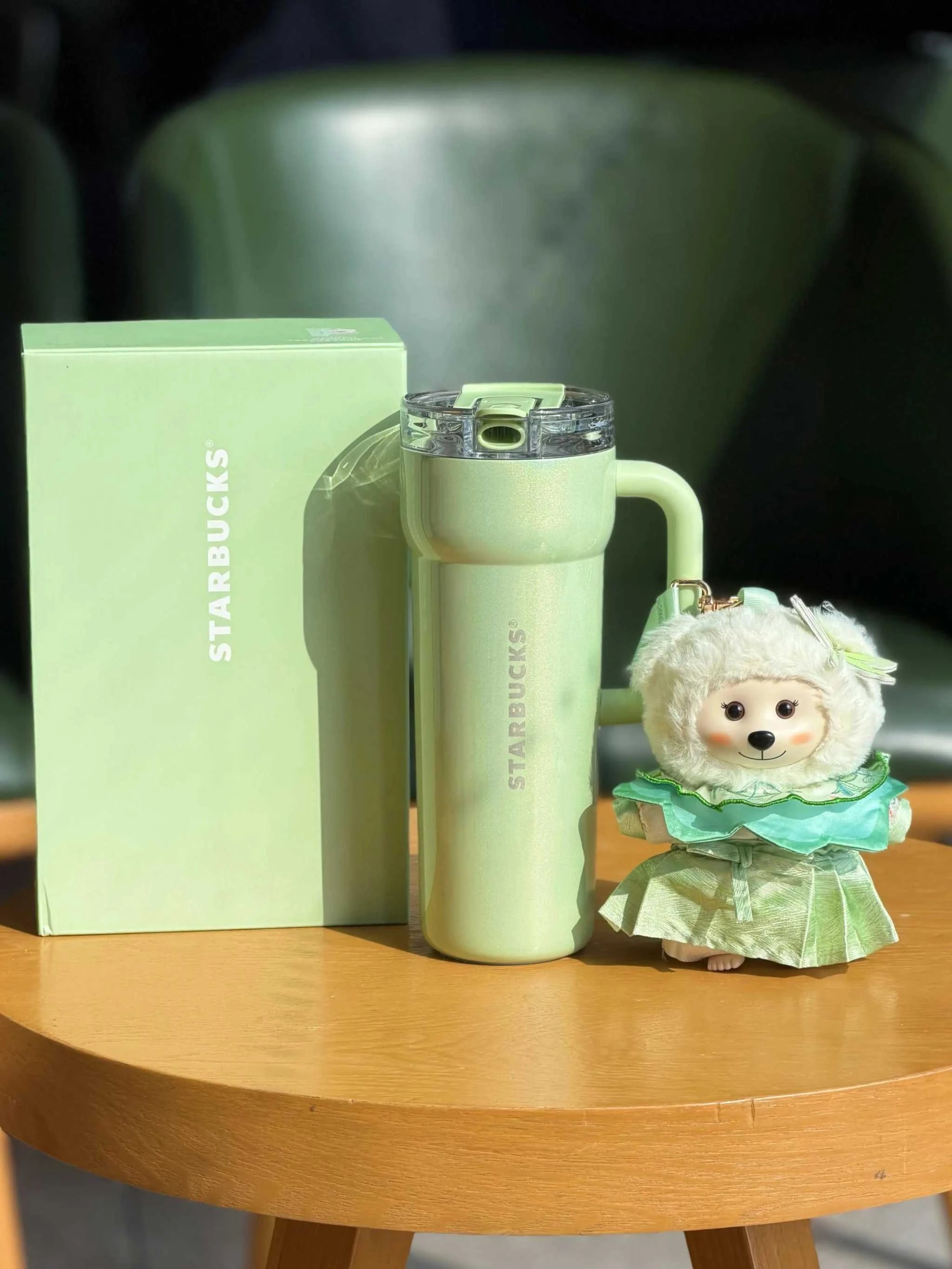 كوب Starbucks Tumbler أخضر مع دمية مميزة.