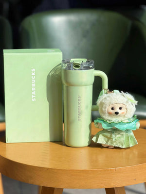 كوب Starbucks Tumbler أخضر مع دمية مميزة.