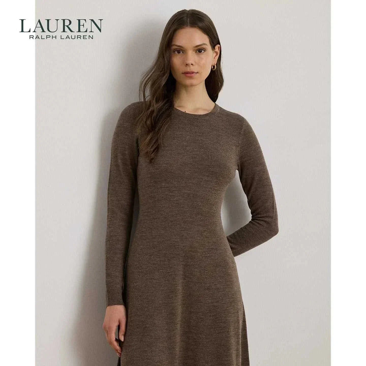 فستان لورين نسائي بني بقصة ضيقة من الأعلى وياقة دائرية بأكمام طويلة من قماش ناعم مثالي للطقس البارد والمناسبات الرسمية واليومية