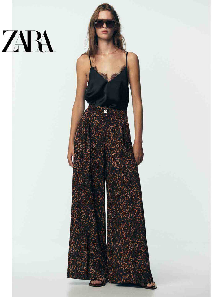 بنطال واسع بقصة حيوان من مجموعة ZARA2025 لخريف النساء مع بلوزة سوداء أنيقة