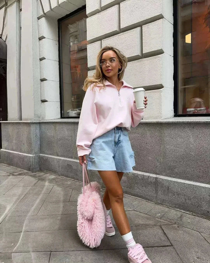 سويت شيرت نسائي زهري ناعم بياقة قابلة للطي وسحاب أمامي يناسب الإطلالات اليومية والراحة العملية