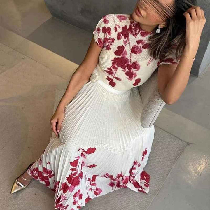 Elegant midi dress with pleats and floral print.