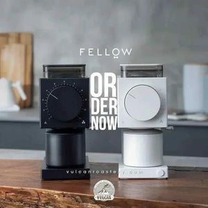 مطحنة قهوة Fellow Ode Gen 2 - تصميم دقيق بلون أسود وأبيض.