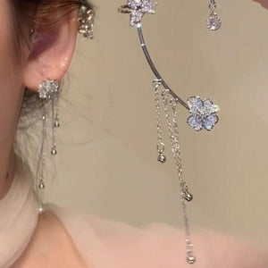 أقراط Ear Cuff بتصميم الفراشة الكريستالية اللامعة.