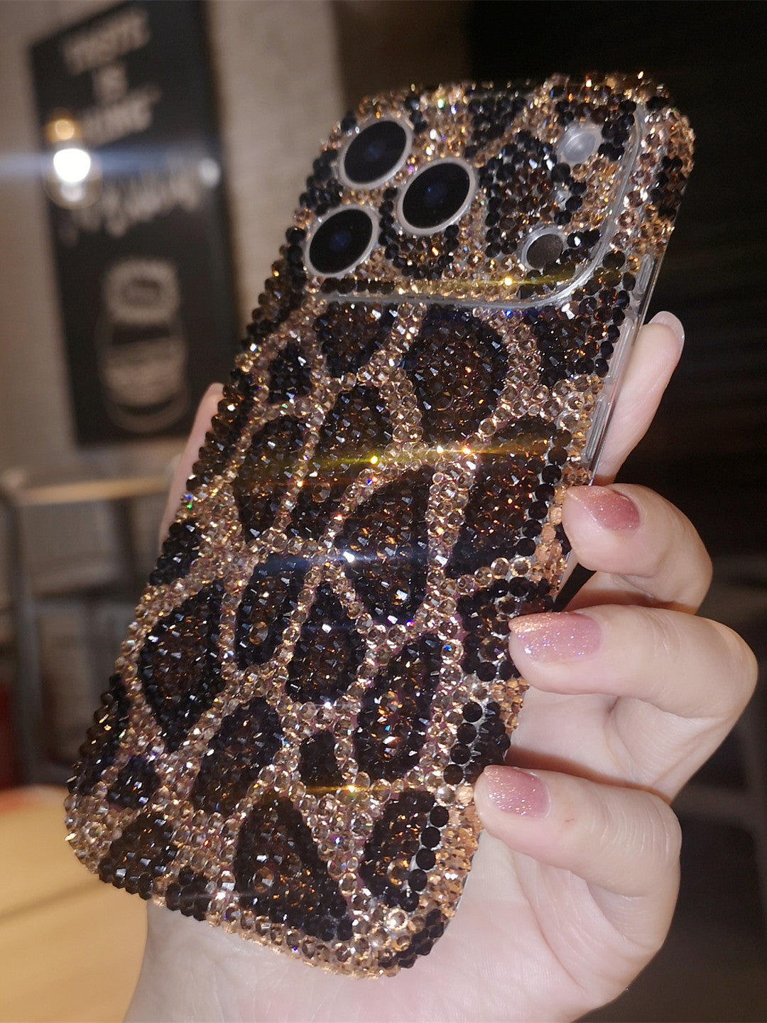 Internet celebrity new model phone case for iPhone 17 Pro Max, Apple 16, Air, 15 Plus, and 14—high-end rhinestone design, European and American trendy style, personalized leopard print, all-inclusive drop protection, for women.