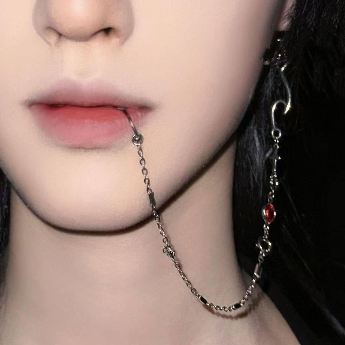 سلسال شفاه بتصميم Ear Cuff بلمسة Red Stone جذابة.