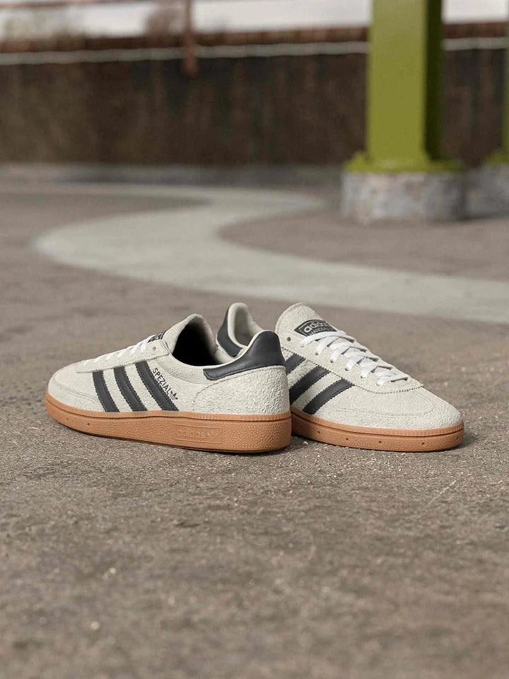 Adidas أديداس حذاء HANDBALL SPEZIAL كلاسيك جلد سويد أبيض مع نعل مطاطي عسلي وشعار ثلاث خطوط متعدد الألوان للجنسين