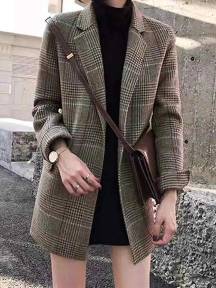 جاكيت كاروهات نسائي طويل بألوان حيادية مع حقيبة بحزام داكن