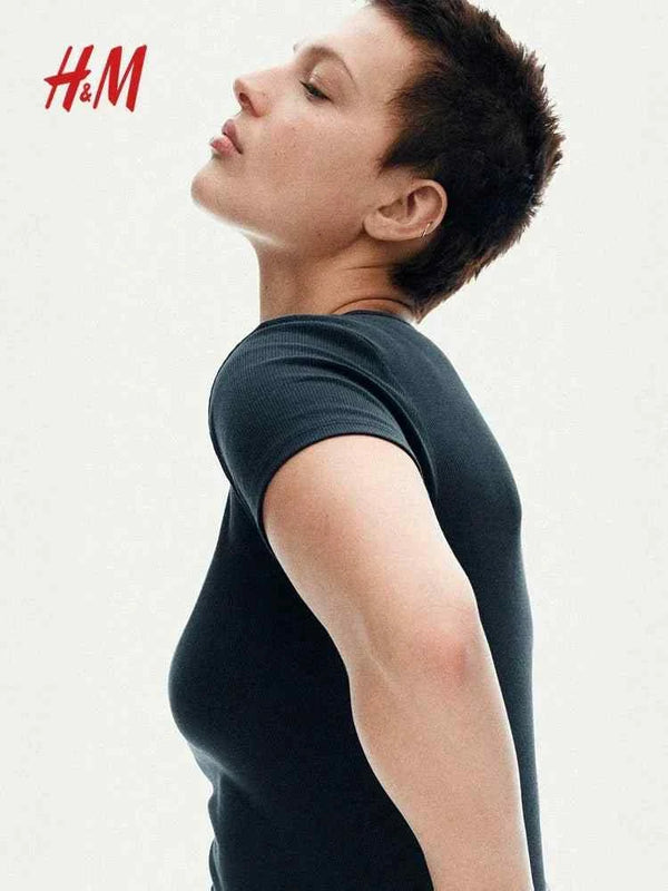 تي شيرت مضلع H&M بأسلوب ضيق، قطن جيرسي، رقبة مستديرة، كم قصير.اتش اند ام