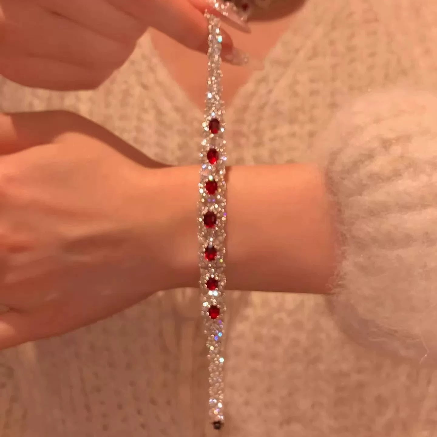 سوار Zircon مرصع بحجر الـ Red Crystal بتصميم فخم.