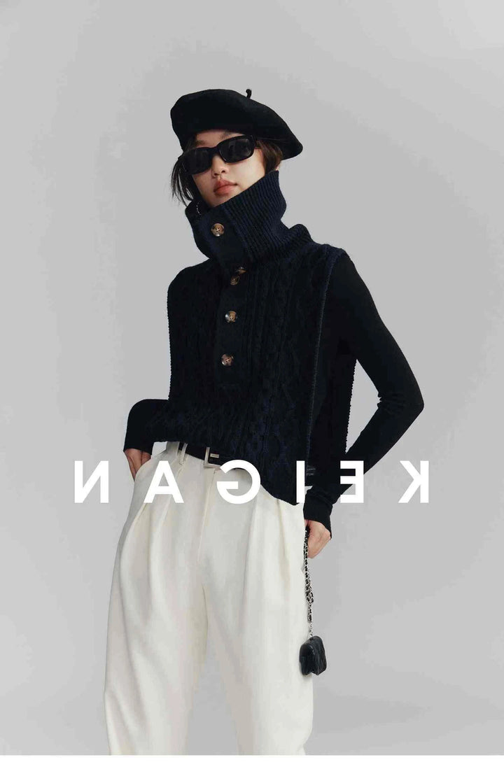 امرأة ترتدي Ruoshi سترة محبوكة سوداء مع بنطلون أبيض وقبعة بيريه ونظارات شمسية