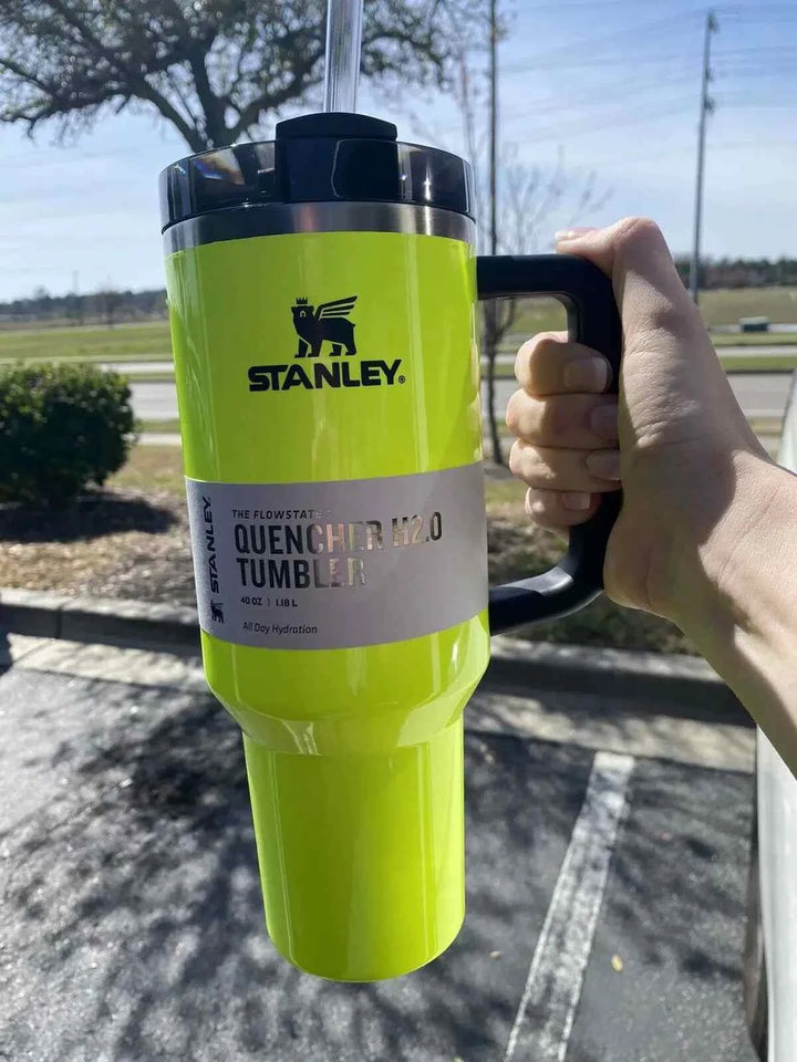 Stanley Quencher H2.0 كوب حراري حرارية&gt;ماركة Stanley هي علامة تجارية أمريكية عريقة تأسست في عام 1913، وتشتهر بتقديم منتجات عالية الجودة في مجال المعدات والأدوات الحرارية مثل الأكواب، الزجاجات، والحافظاكواب ستانليستانليرفعةStanley Quencher H2