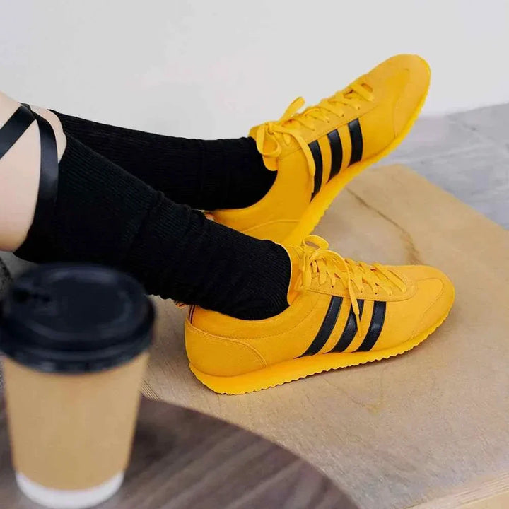 Adidas أديداس حذاء VS JOG 2.0 بأصفر مع خطوط سوداء وأسلوب كاجوال مريح وخفيف الوزن