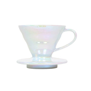 قمع ترشيح قهوة Hario V60 بتصميم معدني فاخر وألوان عاكسة.