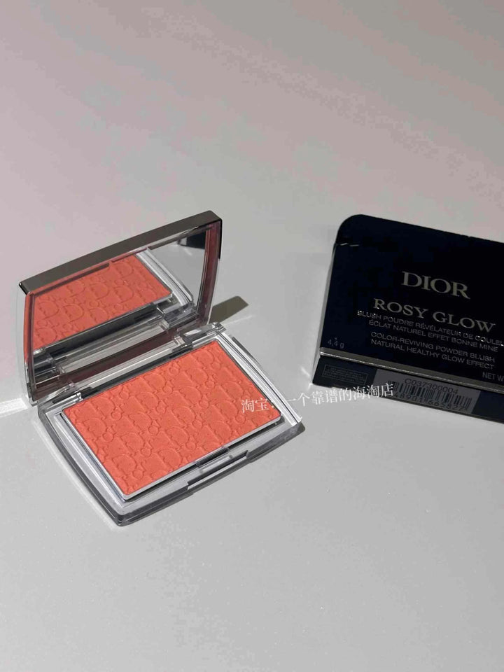 Dior ديور باكستيج أحمر خدود روزي جلو بتركيبة طبيعية للون صحي ومتوهج.