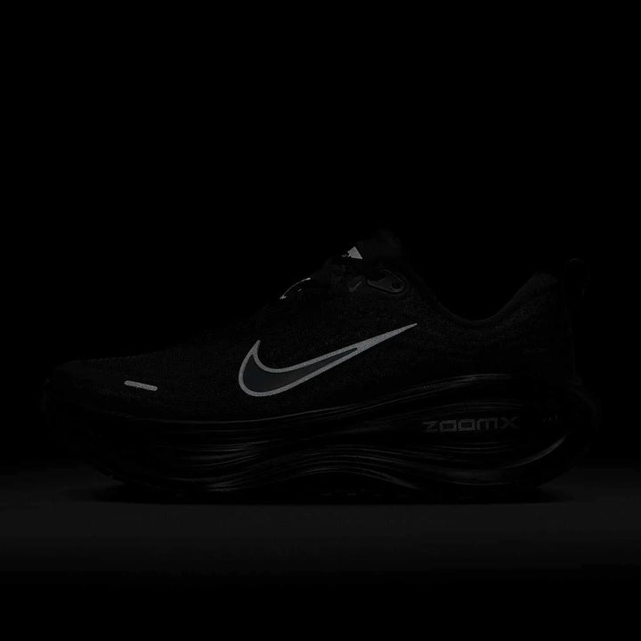 حذاء جري نسائي Nike Vomero Plus بتصميم أنثوي وشبكي ونعل مبطن ZoomX للراحة والثبات
