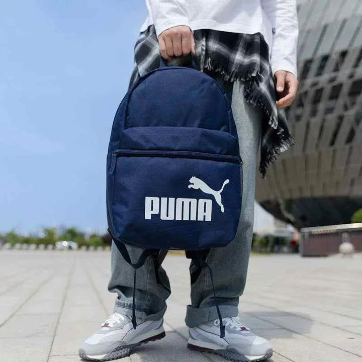 حقيبة ظهر PUMA زرقاء متعددة الألوان، تصميم عملي بخامات متينة مع شعار PUMA بارز، مناسبة للمدرسة والجامعة والاستخدام اليومي