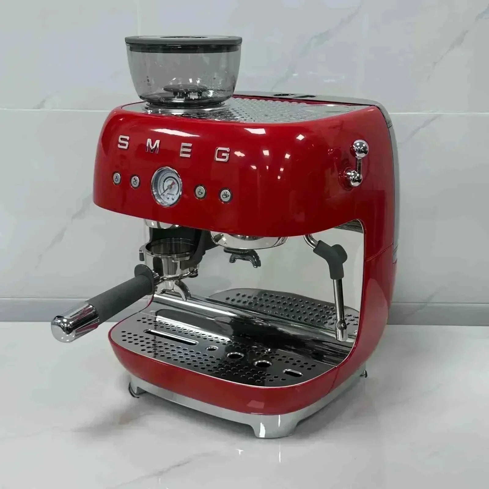 ماكينة اسبريسو SMEG Espresso Machine بمطحنة مدمجة وتصميم كلاسيكي.