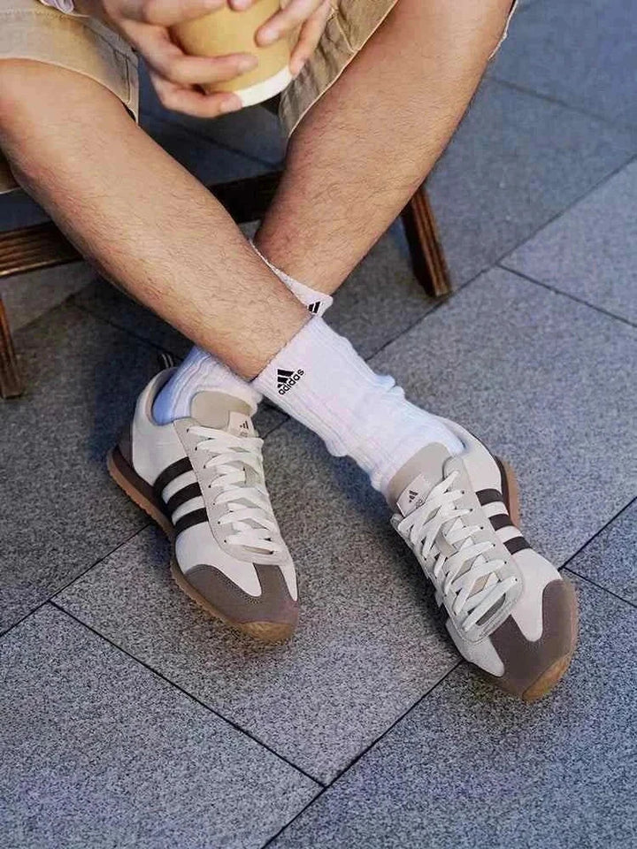 Adidas أديداس حذاء VS JOG 2.0 آيس كريم بتصميم كلاسيكي عصري مع نعل gum مقاوم ومريح للارتداء اليومي