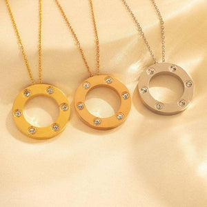 قلادة Necklace دائرية مرصعة بالزركون بتصميم راقي وعصري.