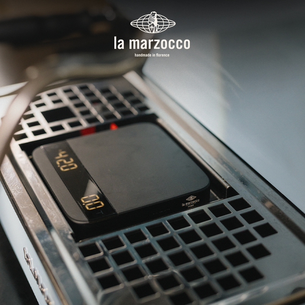 لوحة تصريف غائرة La Marzocco Acaia فولاذ مقاوم للصدأ مع حصيرة سوداء مضادة للانزلاق تناسب ماكينة القهوة تصميم إيطالي أنيق ومتينة للاستخدام المهني والمنزلي