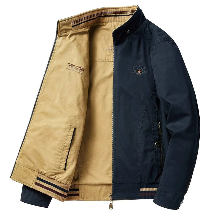 جاكيت رجالي بعكس لون الكحلي والكريمي مصنوع من قماش قطني متين مع جيوب بسحابات وأزرار ضغط بتصميم عملي وأنيق