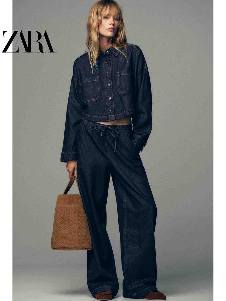 قميص نسائي قصير بأكمام طويلة وجيب من الدينيم من مجموعة ZARA2025 Fall مع بنطلون جينز واسع وحقيبة يد بنيّة.