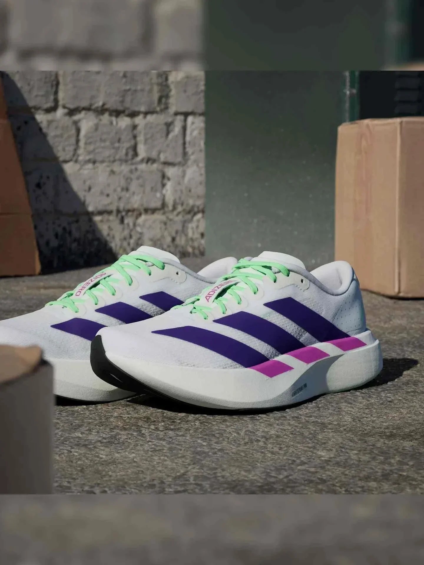 Adidas | أديداس حذاء جري فائق الخفة بتصميم سباق للرجال والنساء.