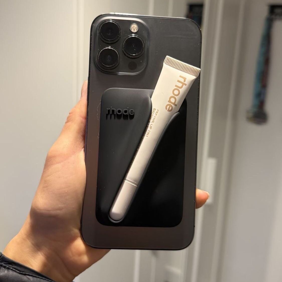 جراب سيليكون Rhode للهاتف مع حامل مرطب شفاه MagSafe