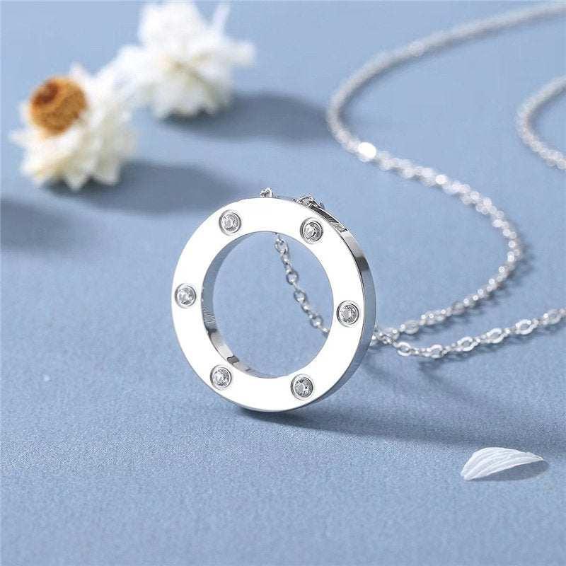 قلادة Necklace دائرية مرصعة بالزركون بتصميم راقي وعصري.