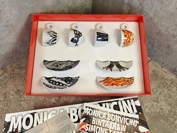 طقم فناجين اسبريسو illy 2024 بتصميم فني بنقوش ملونة مع صوانٍ مطابقة في علبة عرض أنيقة