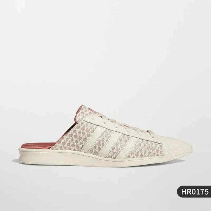 Adidas حذاء Ivy Park Mule نسائي بنمط مفتوح من الخلف، بلون كريمي وتصميم شبكي هندسي.