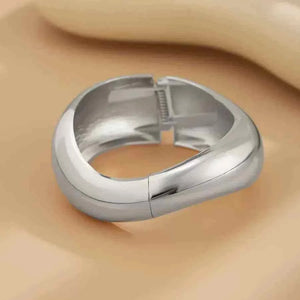 أساور Chunky عريضة بتصميم انسيابي عصري باللون الذهبي والفضي.