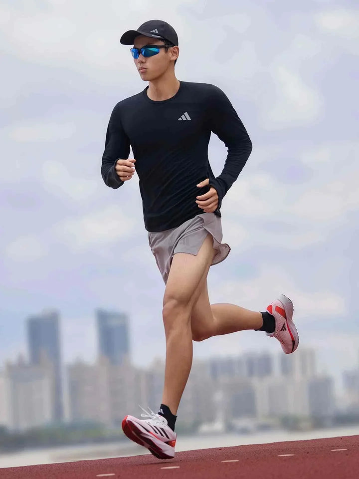 رجل يجري على مضمار يرتدي Adidas | أديداس حذاء الجري السريع بتصميم انسيابي وألوان جذابة