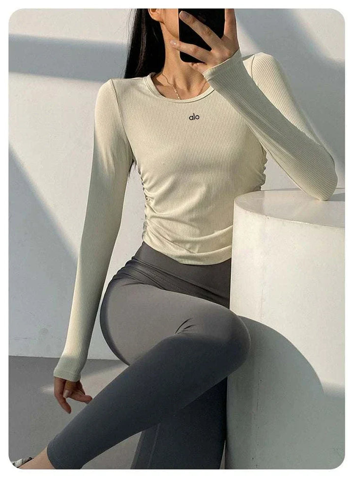 تيشرت ألو كلوثينج بأكمام طويلة برقبة دائرية وقماش عالي المرونة سريع الجفاف بلون بيج فاتح