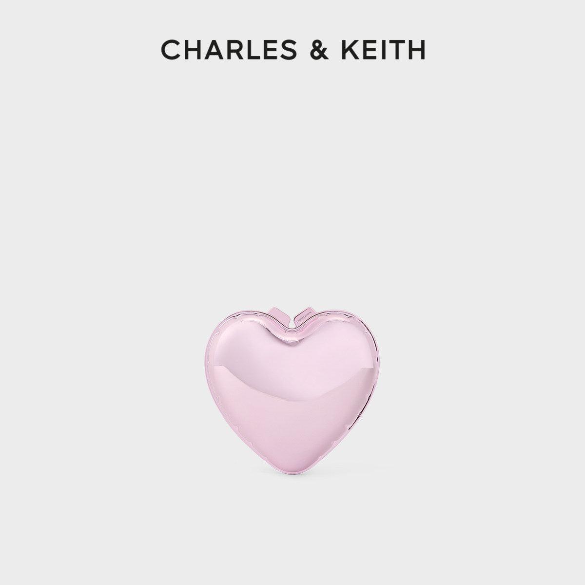 حقيبة CHARLES & KEITH بتصميم قلب معدني وردي لامع.