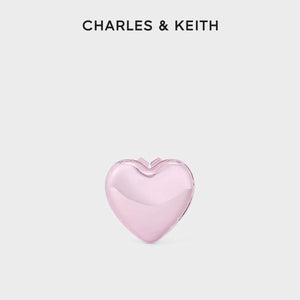 حقيبة CHARLES & KEITH بتصميم قلب معدني وردي لامع.
