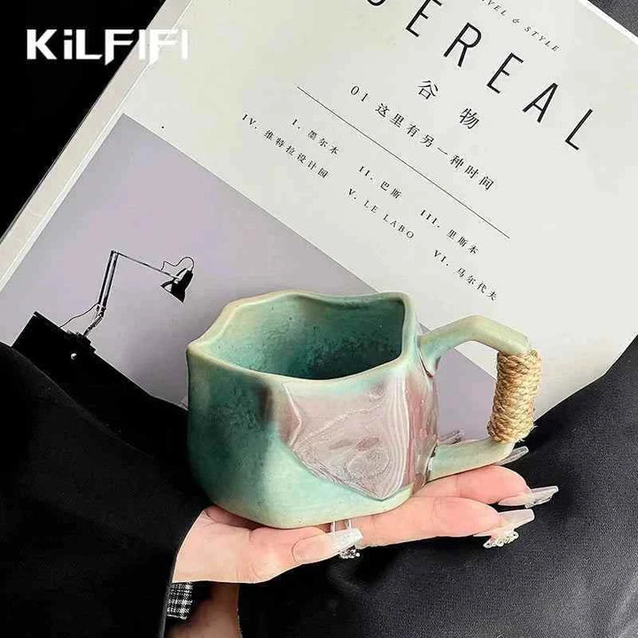 كوب سيراميك بتصميم كلاسيكي.