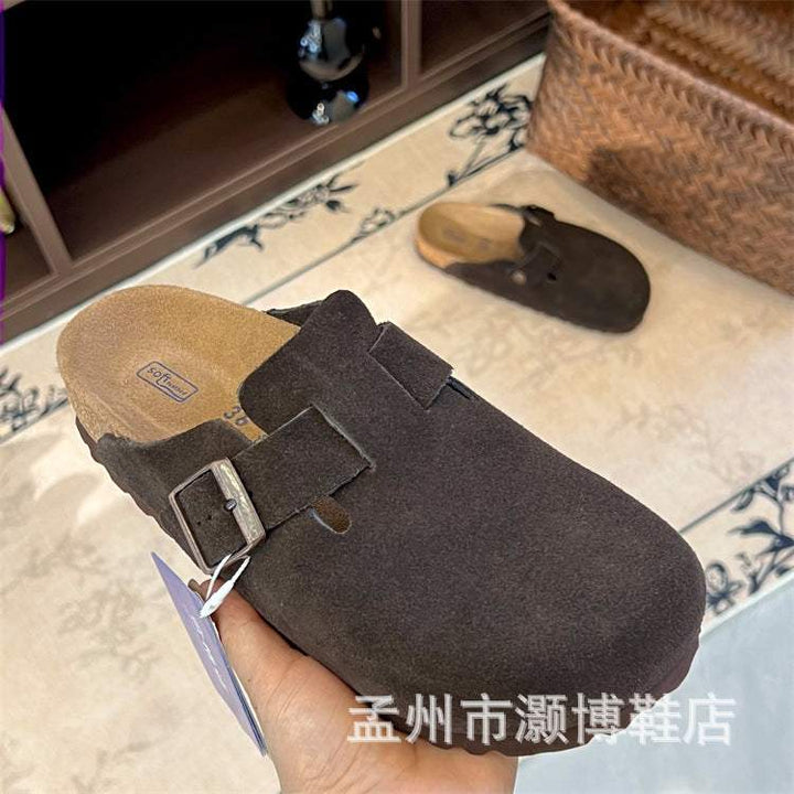 نعل Birknstok من الجلد المخملي الأسود مع حزام قابل للتعديل ونعل فلين داعم ومريح للمشي