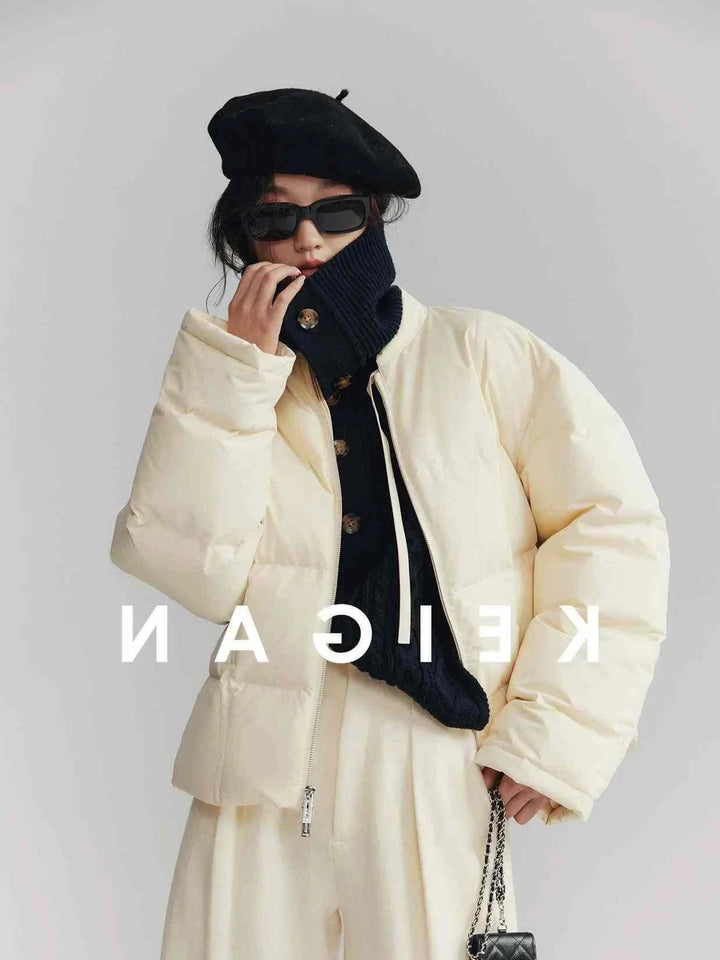 امرأة ترتدي Ruoshi سترة محبوكة كاجوال أنيقة مع قبعة بيريه ونظارات شمسية وسترة بيضاء دافئة