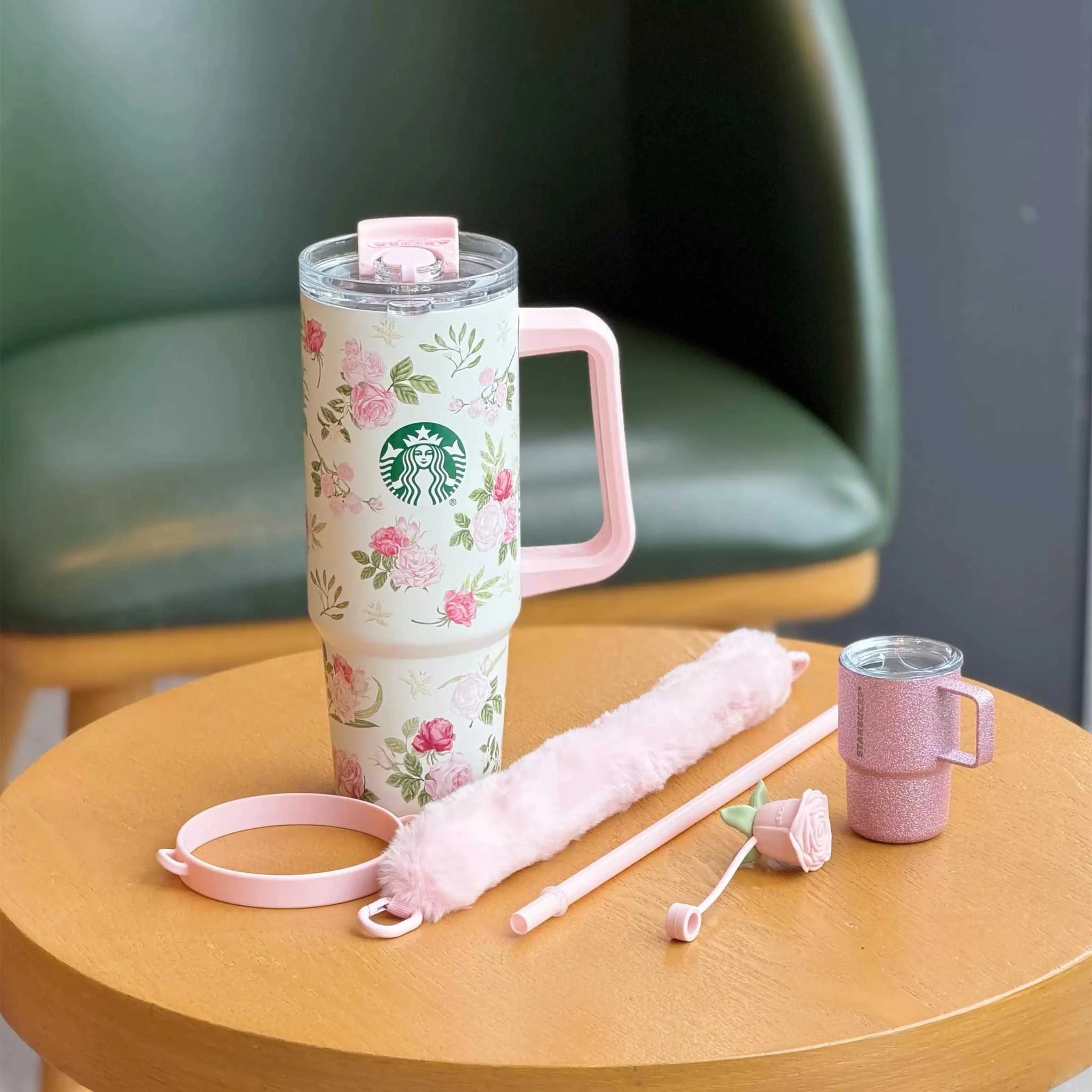 كوب Starbucks حراري وردي بنقشة زهور مع غطاء فرو ومجموعة ملحقات.